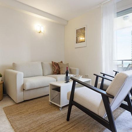 Beachfront Apartment With Terrace And Seaviews فوينخيرولا المظهر الخارجي الصورة